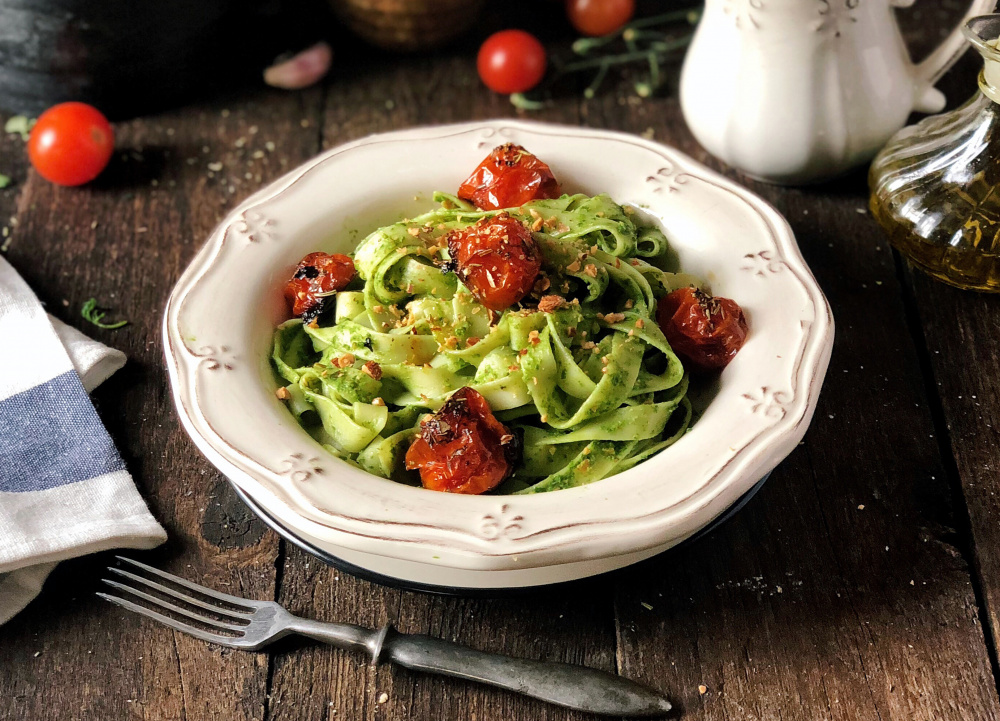 Pasta with kale and basil sauce