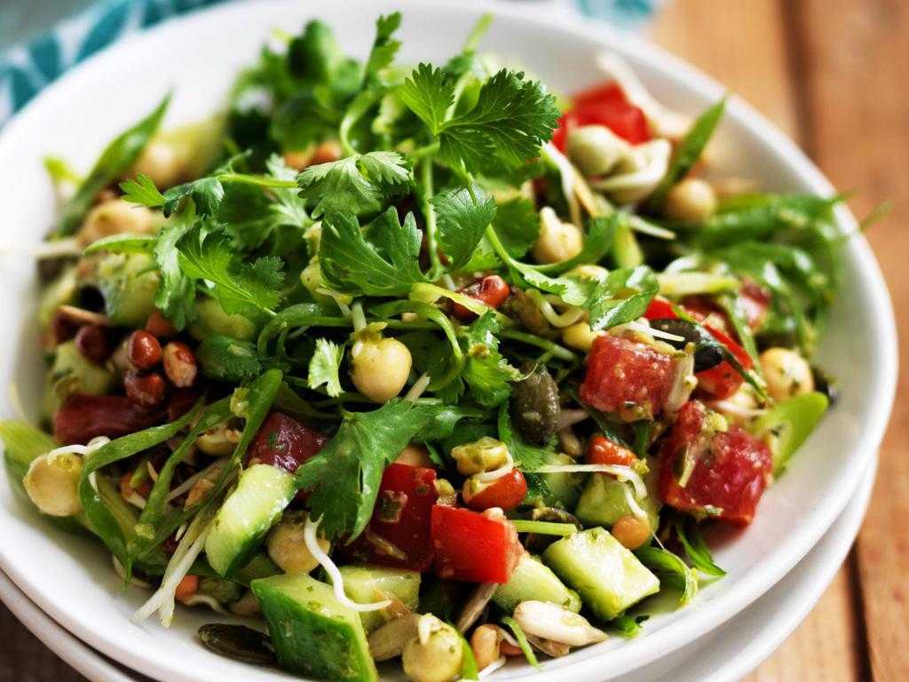 Salad with chickpeas, tomatoes, spinach and lettuce