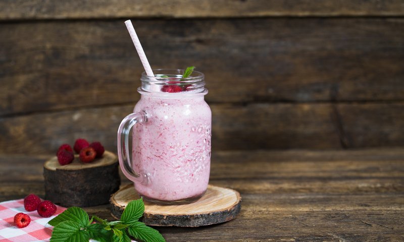 Milkshake with berries