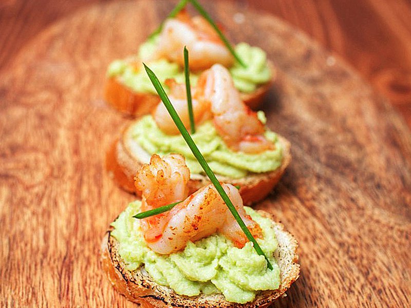 Bruschetta with shrimp and arugula