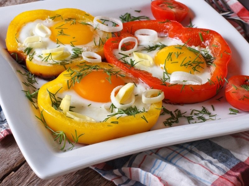 Scrambled eggs with sweet pepper and herb salad