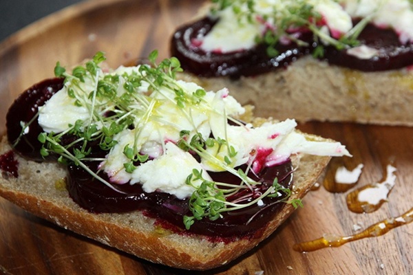 Beetroot toast with basil and almonds