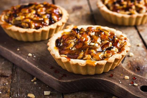 Nut tart with caramel