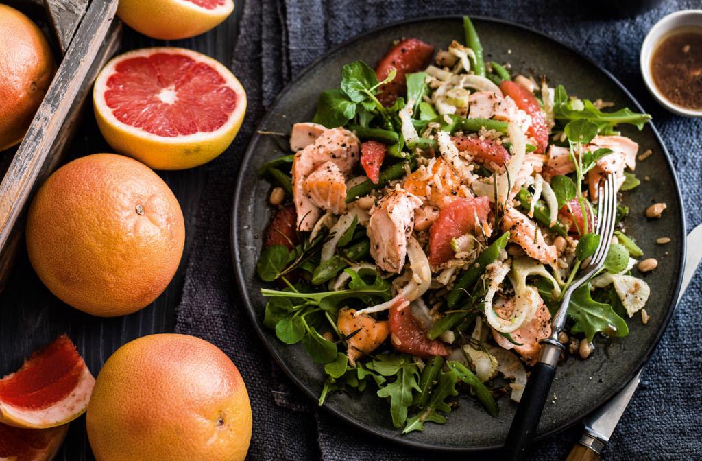 Salad with baked salmon and grapefruit