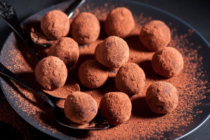 Vegan chocolate truffles with cinnamon
